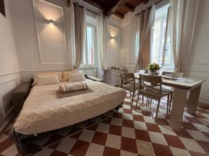 Bocaccios Apartment - 2 min from Trevi Fountain