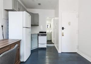 Cozy Studio! Steps to Central Park & Upper E Side!