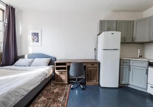 Cozy Studio! Steps to Central Park & Upper E Side!