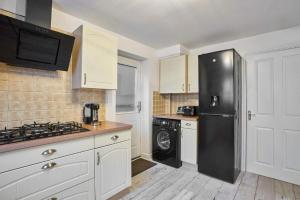 Cornish Haven - Spacious 4BR with WiFi & Parking