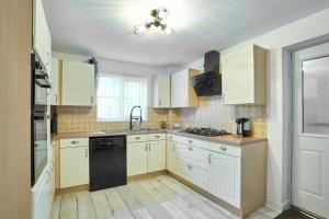 Cornish Haven - Spacious 4BR with WiFi & Parking