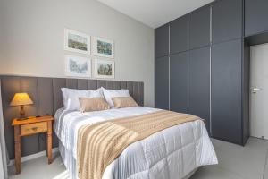 duplex 2 bedrooms one block from the beach