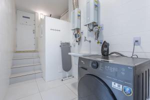 duplex 2 bedrooms one block from the beach