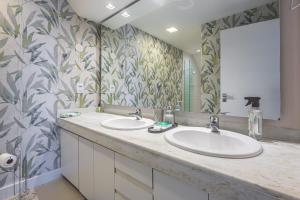 duplex 2 bedrooms one block from the beach