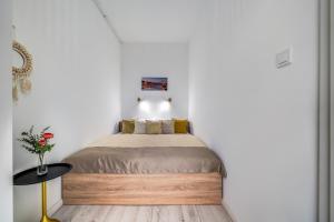 Elegant and Super Central 2BR with 2 Bathrooms