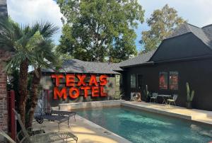 the treehouse with pool & hot tub at The Ponderosa