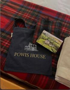 Shepherds Hut on tranquil Powis House Estate