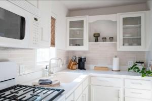 cozy vibe - modern meets retro - with pool & hot tub at The Ponderosa