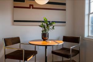 cozy vibe - modern meets retro - with pool & hot tub at The Ponderosa