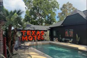 cozy vibe - modern meets retro - with pool & hot tub at The Ponderosa