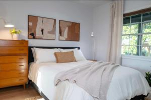 cozy vibe - modern meets retro - with pool & hot tub at The Ponderosa