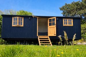 Shepherds Hut on tranquil Powis House Estate