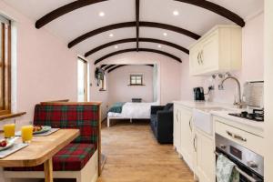 Shepherds Hut on tranquil Powis House Estate