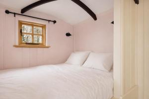 Shepherds Hut on tranquil Powis House Estate