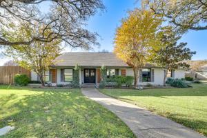 2 Mi to Galleria Dallas: Group Retreat w Yard!