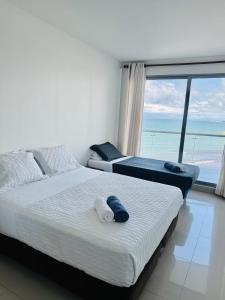 Beachfront Condo, infinitypool, gym, 5m Citywall
