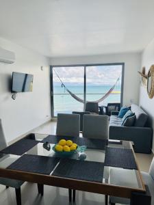 Beachfront Condo, infinitypool, gym, 5m Citywall