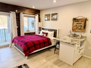 Remodeled Studio with Balcony, Pool and Hot Tub near Loon Mountain