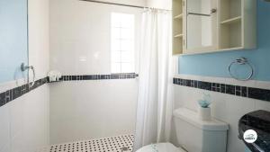 Komffy Studio Waterfront wKing Bed & Free Parking