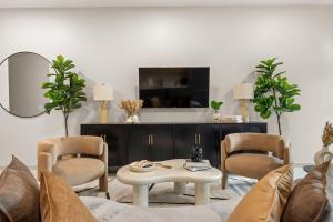 Resort Style Property 2B 2B walk to Everything!