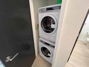 Modern Sunny Micro 1BR Light Rail Parks MSP 205