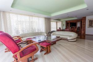 Armored luxury PH, Jacuzzis, Pool, Butler & Art