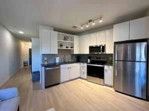 Modern 1BR Near Light Rail Hospitals MSP 06