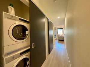 Modern 1BR Near Light Rail Hospitals MSP 06