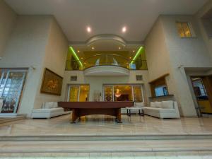 Armored luxury PH, Jacuzzis, Pool, Butler & Art