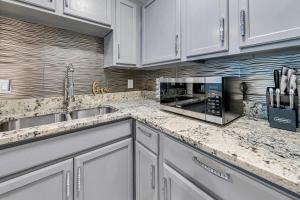 132 Short Drive to the Beach 3 Pools Grill