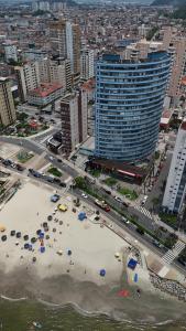 AP frente a praia São Vicente, pé na areia! Bem localizado, Arejado, Promoção!