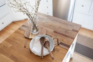 Cascadia Family Mansion, Hot Tub, Game Room, Gym!