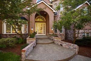 Cascadia Family Mansion, Hot Tub, Game Room, Gym!