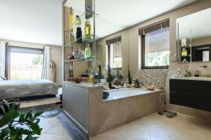 Résidence Villa En Domaine Privé Avec Piscine Chauffée - Villa en domaine privé avec piscine chauffée MAE-2023