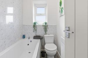 Modern 5 Bed 2 Bath House w Free Parking