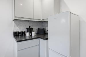 Modern 5 Bed 2 Bath House w Free Parking