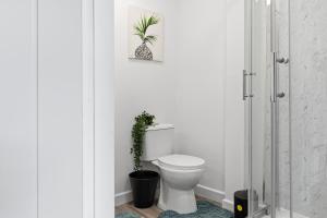 Modern 5 Bed 2 Bath House w Free Parking