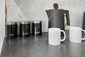 Modern 5 Bed 2 Bath House w Free Parking