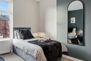 Modern 5 Bed 2 Bath House w Free Parking