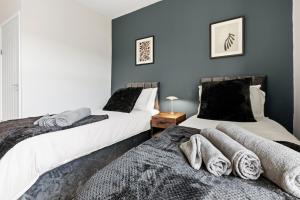 Modern 5 Bed 2 Bath House w Free Parking