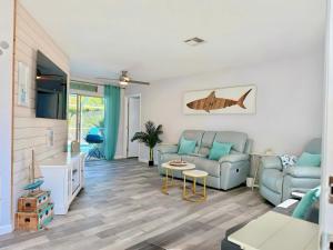 -Turquoise Paradise- Waterfront Home in Central Venice, Heated Pool