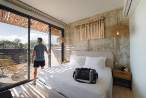 Modern 2BR Apartment with Pool & Gym