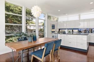 Marbella Lane - Cozy and Eccentric Design Home