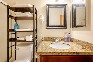 Modern One Bedroom Unit, Sofa Bed, Adjustable Queen Bed, 75 Inch Smart TV and Indoor Secure Parking