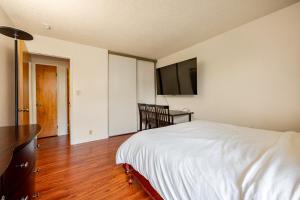 Modern One Bedroom Unit, Sofa Bed, Adjustable Queen Bed, 75 Inch Smart TV and Indoor Secure Parking