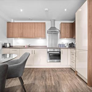 Luxe Two Bed Apartment - Parking - Smart Tv - Wi-Fi 27C