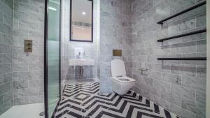 Large Studio Balcony Spa Gym Pool Sauna Roof Bar