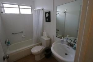 3 beds Apart in Beverly Hills Neighborhood