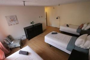 3 beds Apart in Beverly Hills Neighborhood