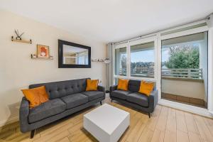 City Service Lets - Spacious London 2 Bed Apartment with Balcony Near Underground